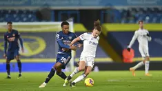 Pemain Arsenal Joe Willock (kiri tengah) berebut bola dengan pemain Leeds United Kalvin Phillips pada pertandingan Liga Premier Inggris di Stadion Elland Road, Leeds, Inggris, Minggu (22/11/2020). Pertandingan berakhir dengan skor 0-0. (Paul Ellis/Pool Via AP)