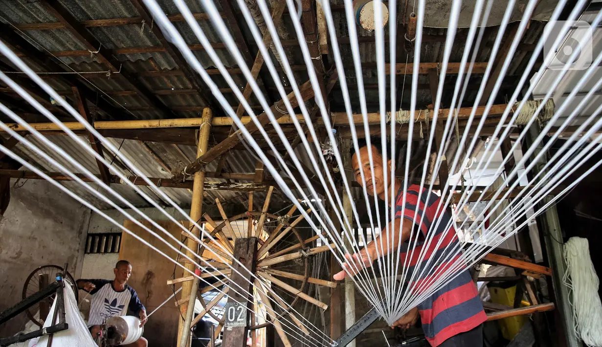 Pekerja memintal benang di sebuah industri rumahan yang ada di kawasan Kebayoran Lama, Jakarta, Minggu (11/5/2025). (Liputan6.com/Angga Yuniar)