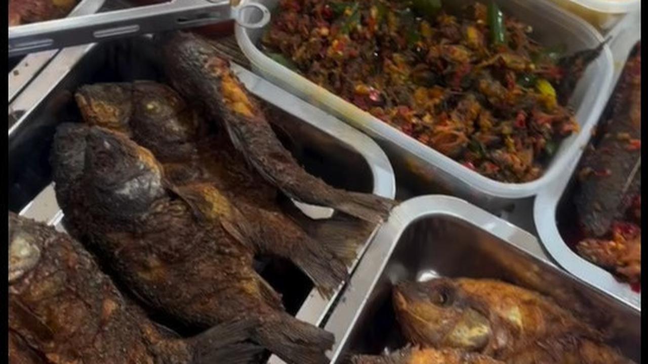 9 Potret Eriska Nakesya Istri Young Lex Banjir Pujian, Tak Malu Buka Warung di Gang Kecil