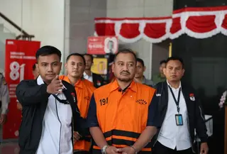 Bupati Pemalang Anom Widiyantoro berjalan menuju mobil tahanan di KPK