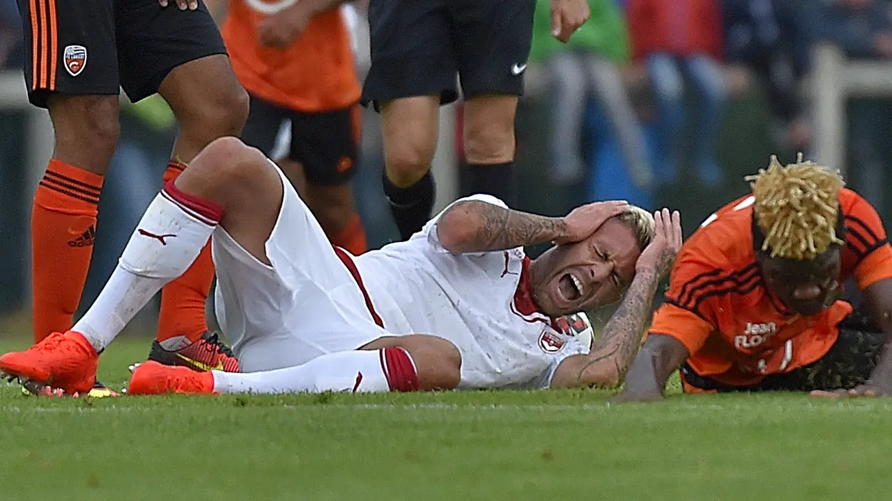 Jeremy Menez meringis kesakitan usai terinjak pemain lawan