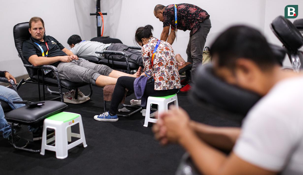 Suasana ruang pijat untuk jurnalis saat Piala Dunia FIBA 2023 di Indonesia Arena, Senayan, Jakarta, Jumat (01/09/2023). (Bola.com/Bagaskara Lazuardi)