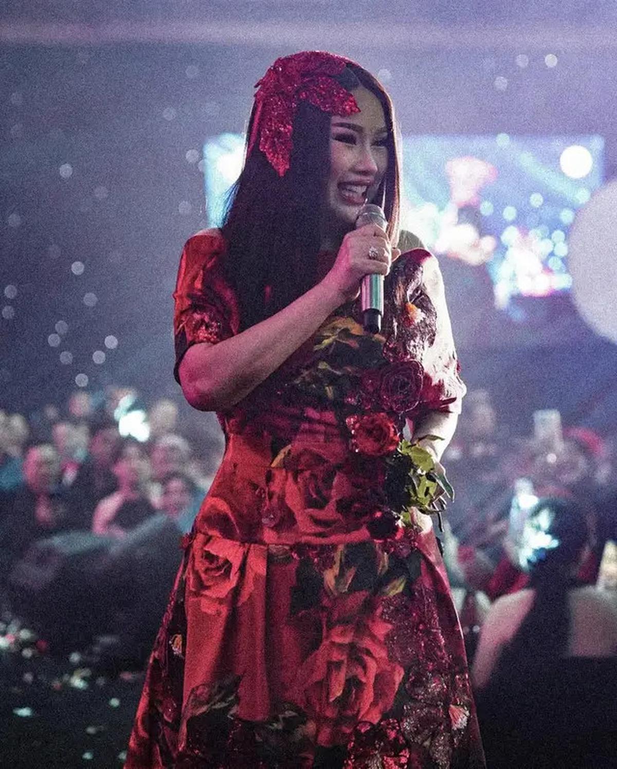 9 Gaya Nyentrik Titi DJ di Atas Panggung, Auranya Diva Banget