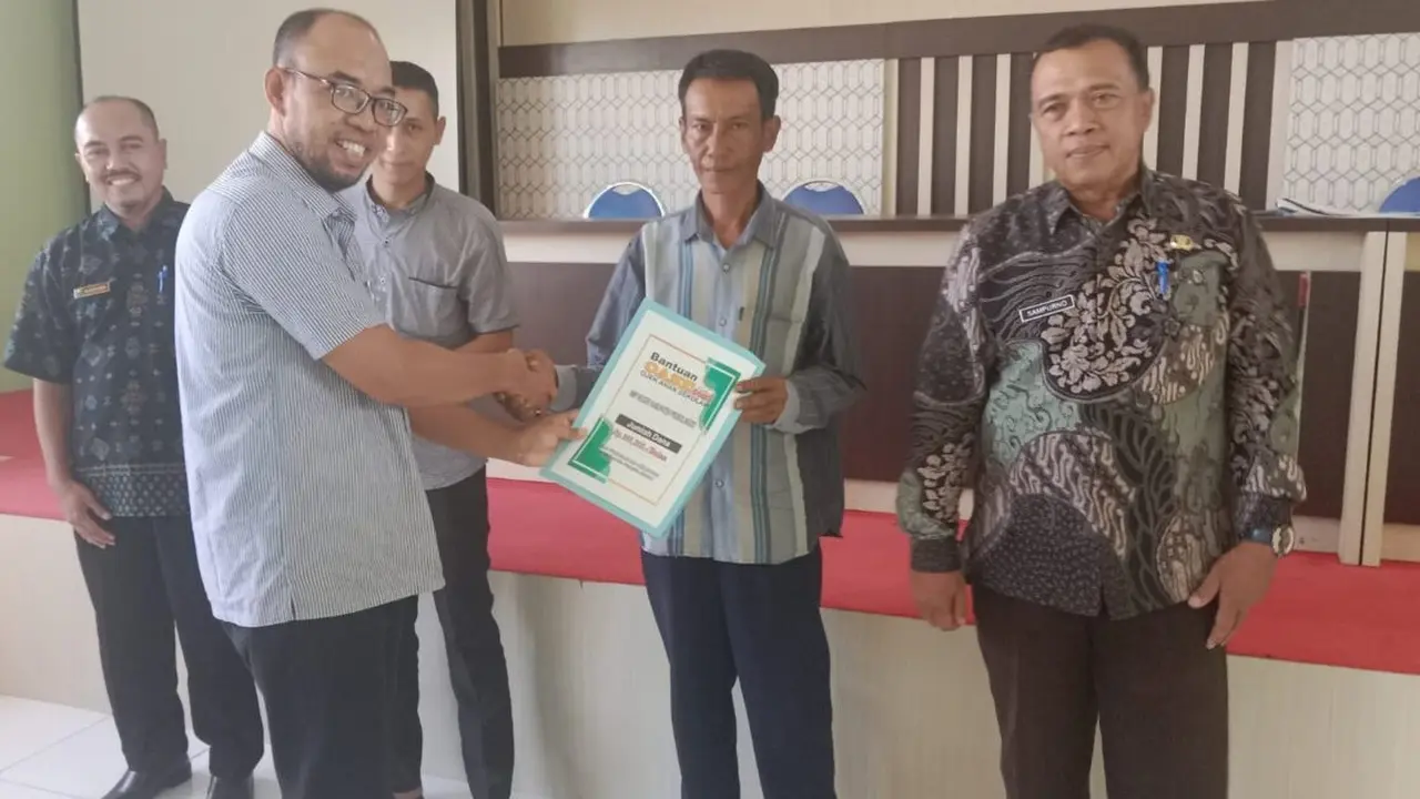 Pemerintah Probolinggo serahkan biaya angkutan ojek gratis kepada puluhan tukang ojek (Istimewa)