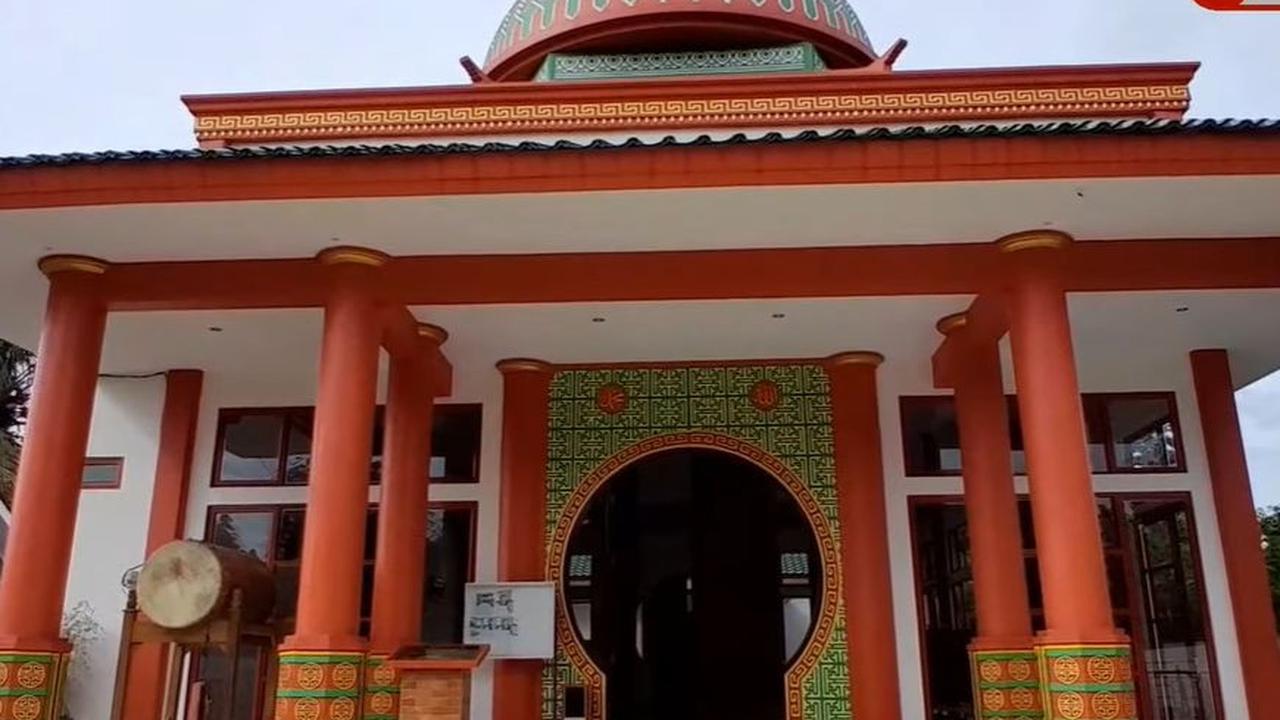 Masjid ini memiliki warna yang dominan merah, seperti kelenteng. Dalam budaya Tiongkok, simbol merah, putih dan hijau merupakan bentuk harmonisasi para dewa dan dewi yang ada di sekitar kehidupan manusia.