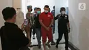 Polisi membawa artis peran Agung Saga untuk dihadirkan dalam rilis kasus kepemilikan narkotika di Polres Metro Jakarta Pusat, Rabu (31/3/2021). Polisi mengamankan satu bungkus plastik klip kecil berisikan narkoba jenis sabu seberat 0,28 gram. (Liputan6.com/Herman Zakharia)