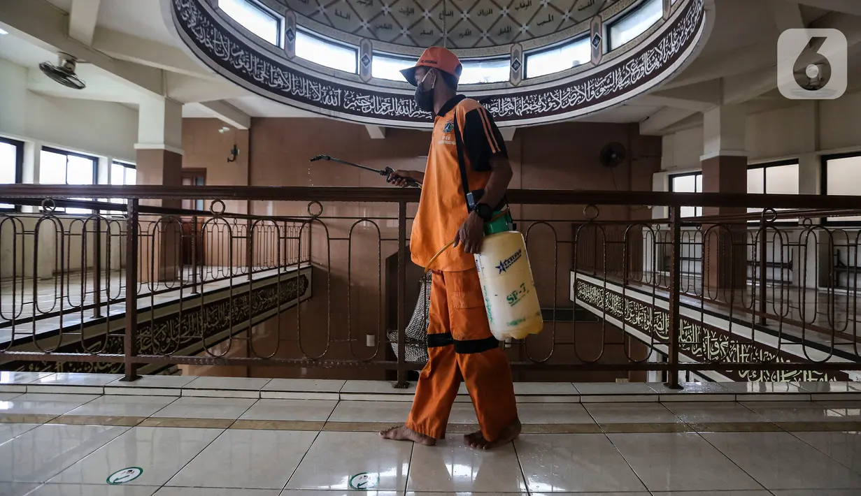 Petugas dari Kelurahan Keagungan menyemprotkan cairan disinfektan di dalam Masjid Jami Baitussalam, Jakarta Barat, Jumat (8/1/2020). Penyemprotan disinfektan di setiap sudut masjid yang sering digunakan oleh jemaah tersebut untuk mencegah penyebaran virus Corona COVID-19. (Liputan6.com/Johan Tallo)