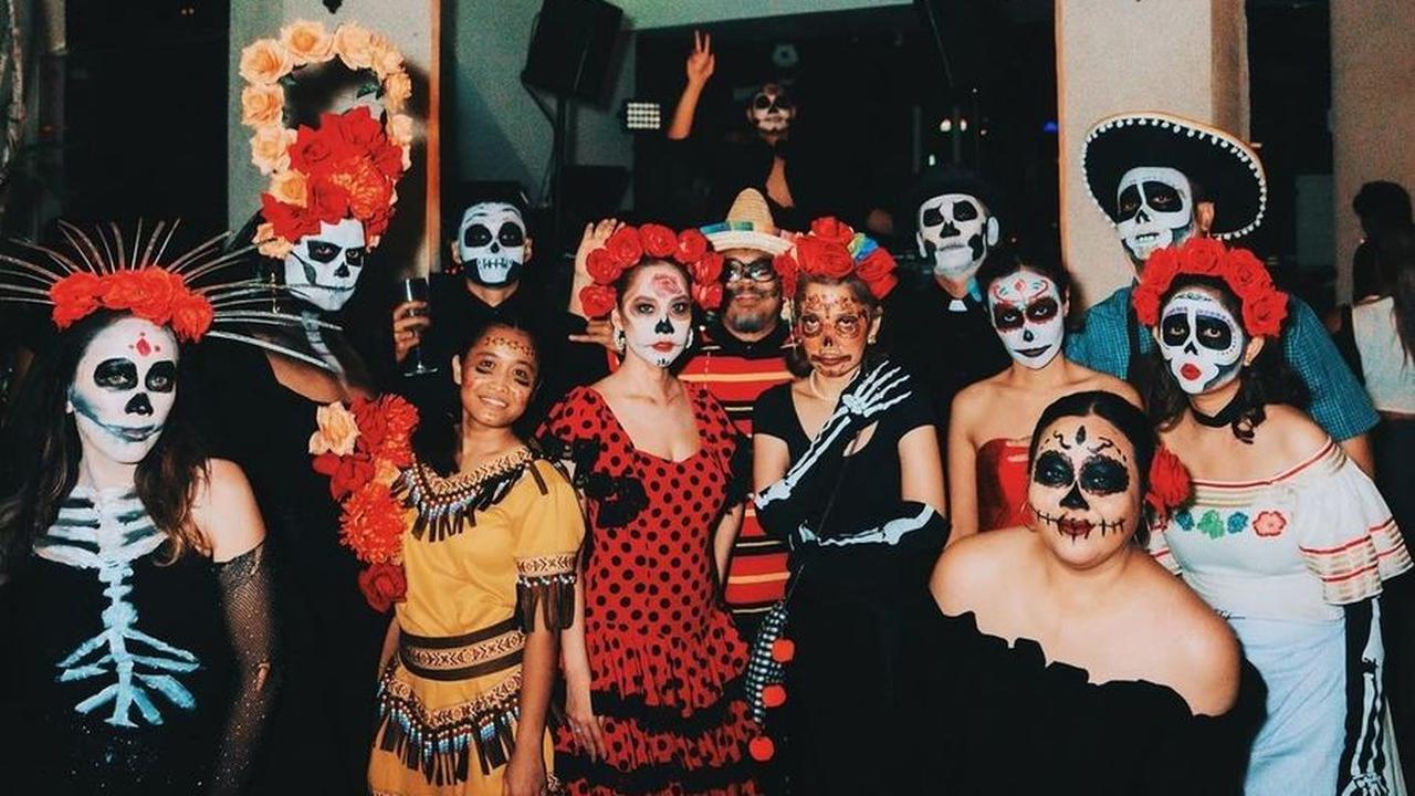 Perlu diketahui, Dia De Los Muertos atau Day of the Dead sebenarnya berbeda dari Halloween, baik dari makna maupun tanggal perayaannya.<br>