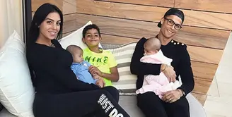Kebahagiaan kembali dirasakan Cristiano Ronaldo dan sang kekasih, Georgina Rodriguez. Keduanya baru saja dikaruniai seorang bayi perempuan dan kali ini lahir dari rahim Georgina sendiri. (Instagram/georginagio)