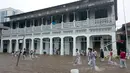  Siswa SMK 1 Budi Utomo beraktivitas di tengah genangan hujan yang merendam sekolah mereka, Jakarta, Senin (9/2/2015). (Antara Foto/Fanny Octavianus)