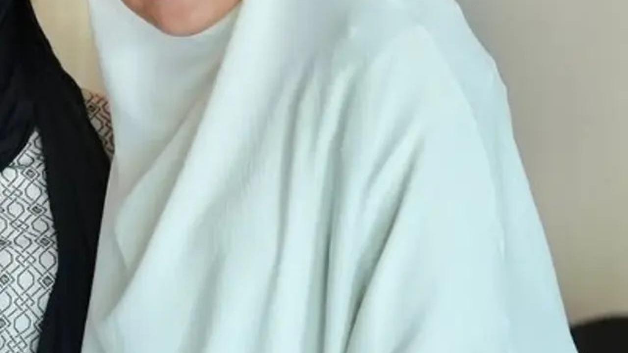 6 Potret Yunita Siregar Umroh, Gamis dan Hijab Pink Curi Perhatian