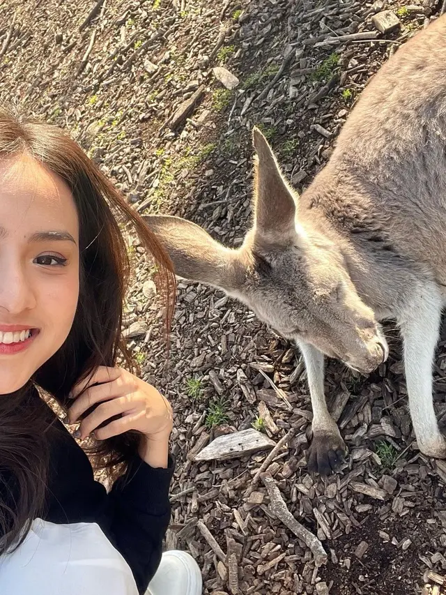 Tampil Stylish, Ini 7 Potret Angie Marcheria Saat Liburan ke Australia