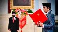 Presiden Joko Widodo (kanan) melantik enam baru menteri Kabinet Indonesia Maju di Istana Negara, Jakarta, Rabu (23/12/2020). Pelantikan tetap menerapkan protokol kesehatan. (Foto: Muchlis Jr - Biro Pers Sekretariat Presiden)