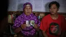 Narsiah, ibu kandung Wanipah (kiri) saat ditemui di sekretariat Serikat Pekerja Indonesia Luar Negeri (SPILN), Jakarta, Minggu (17/5). Wanipah, TKI asal Indramayu, Jawa Barat, kini tengah menanti hukuman mati di China. (Liputan6.com/Faizal Fanani)