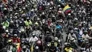 Pengendara sepeda motor memprotes kenaikan harga bahan bakar di Bogota, Kolombia, Rabu (12/10/2022). Selain kenaikan harga bahan bakar dan kenaikan asuransi wajib pihak ketiga, aksi ini juga memprotes perlakuan buruk yang dirasakan oleh polisi. (AP Photo/Ivan Valencia)