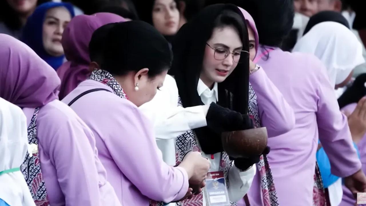 Potret Arumi Bachsin saat mendampingi Ibu Negara Iriana Jokowi di Banyuwangi langsung mencuri perhatian netizen.