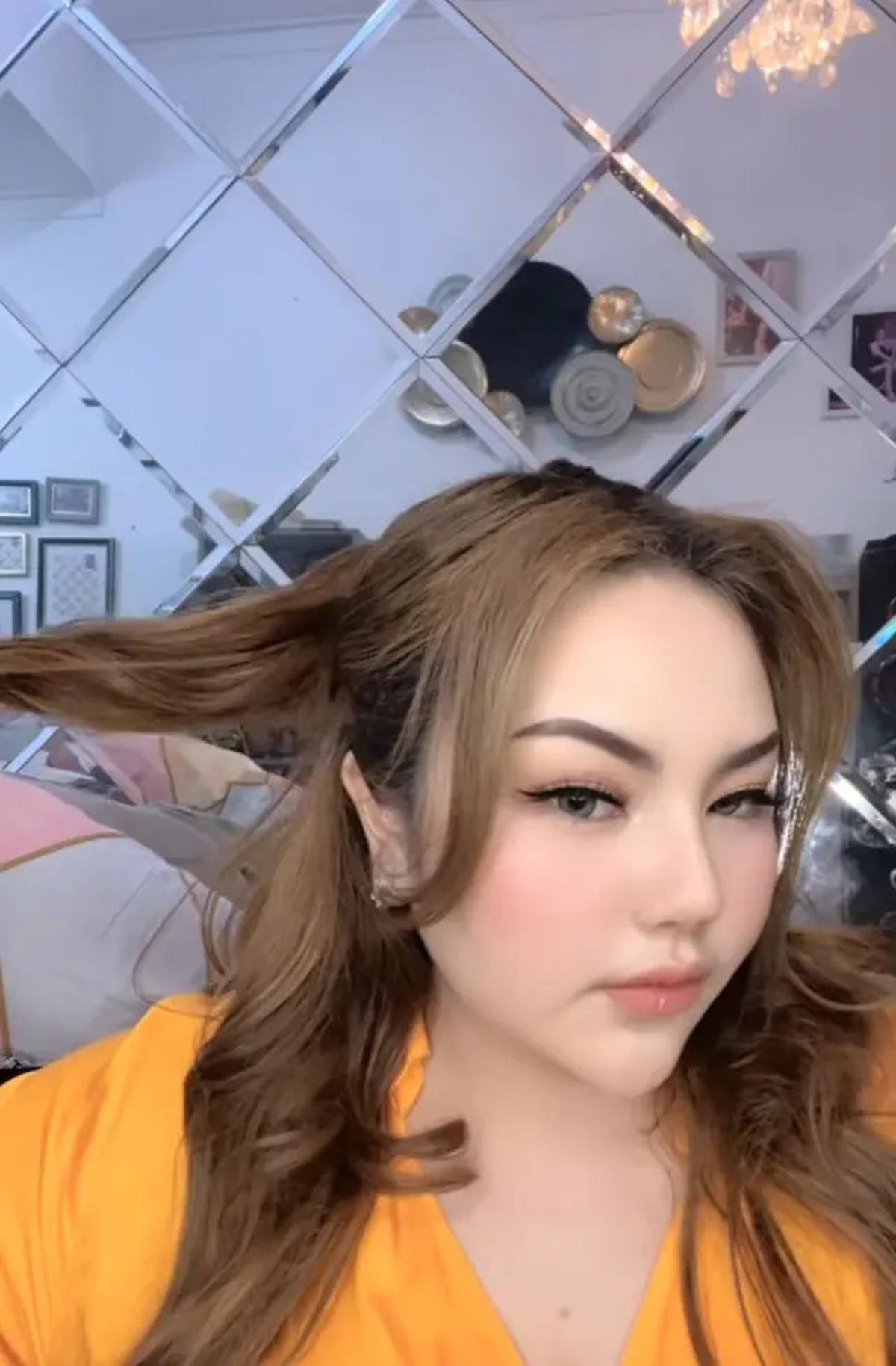 7 Potret Ruang Tamu Mini Rumah Lisa Mariana, Ada Cermin Unik yang Beri Efek Luas