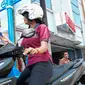 Seorang pengunjung Pasar Singosaren Solo sedang mencoba menggunakan layanan parkir elektronik di Jalan Gatot Subroto Solo, Jumat (4/8).(Liputan6.com/Fajar Abrori)