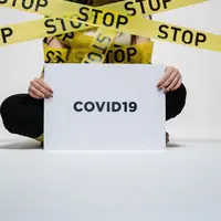 Menurut Ketua IDI, beberapa faktor ini menjadi penyebab banyak pasien COVID-19 meninggal saat Isoman. (FOTO:pexels/cottonbro).