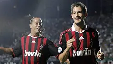 Striker AC Milan, Pato (kanan) dan Ronaldinho merayakan gol ke gawang Siena dalam lanjutan Serie A Italia di Stadio Artemio Franchi, Siena, 22 Agustus 2009. AFP Photo/FABIO MUZZI