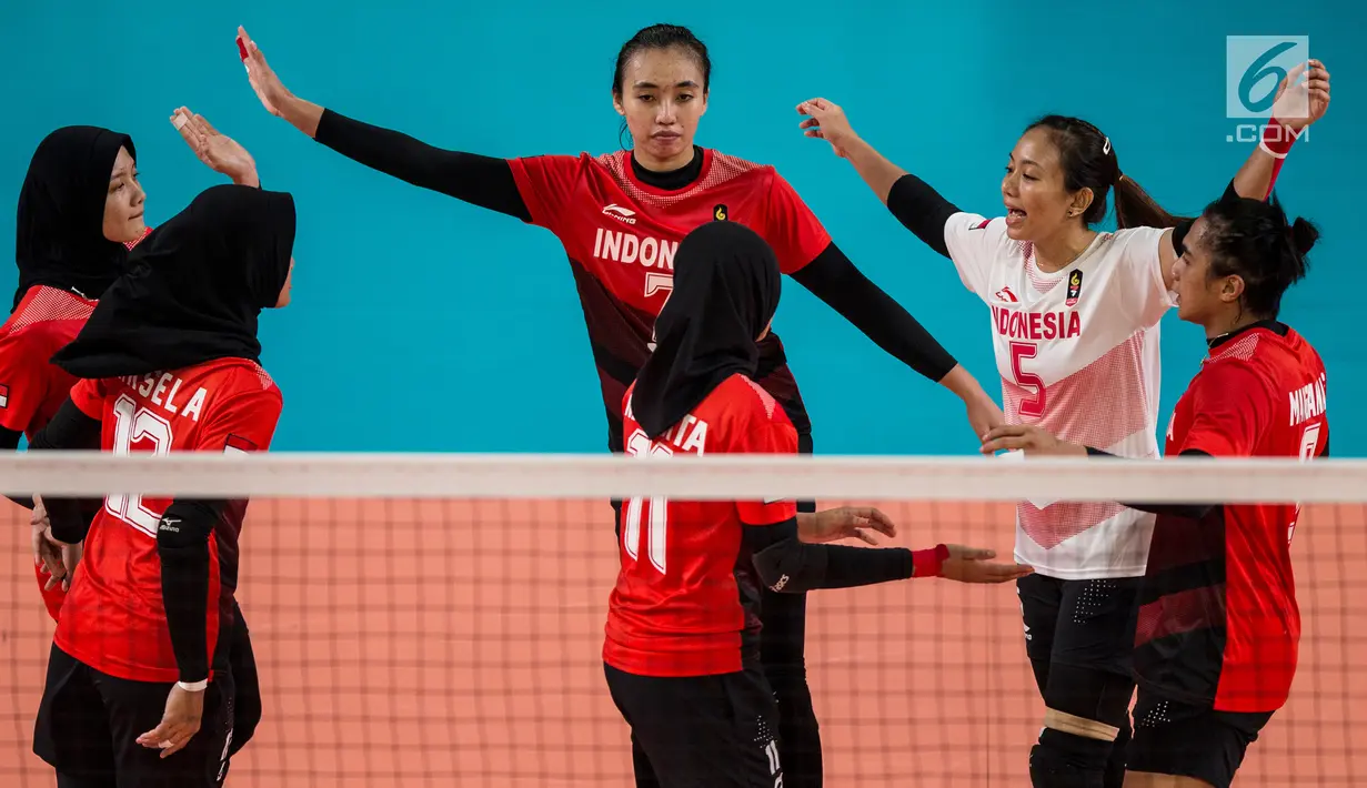 Pemain Voli Indonesia melakukan selebrasi saat melawan Thailand dalam babak penyisihan grup A voli putri Asian Games 2018 di lapangan Tennis Indoor Senayan, Jakarta, Senin (27/8). Indonesia kalah 1-3 dari Thailand. (Bola.com/Vitalis Yogi Trisna)