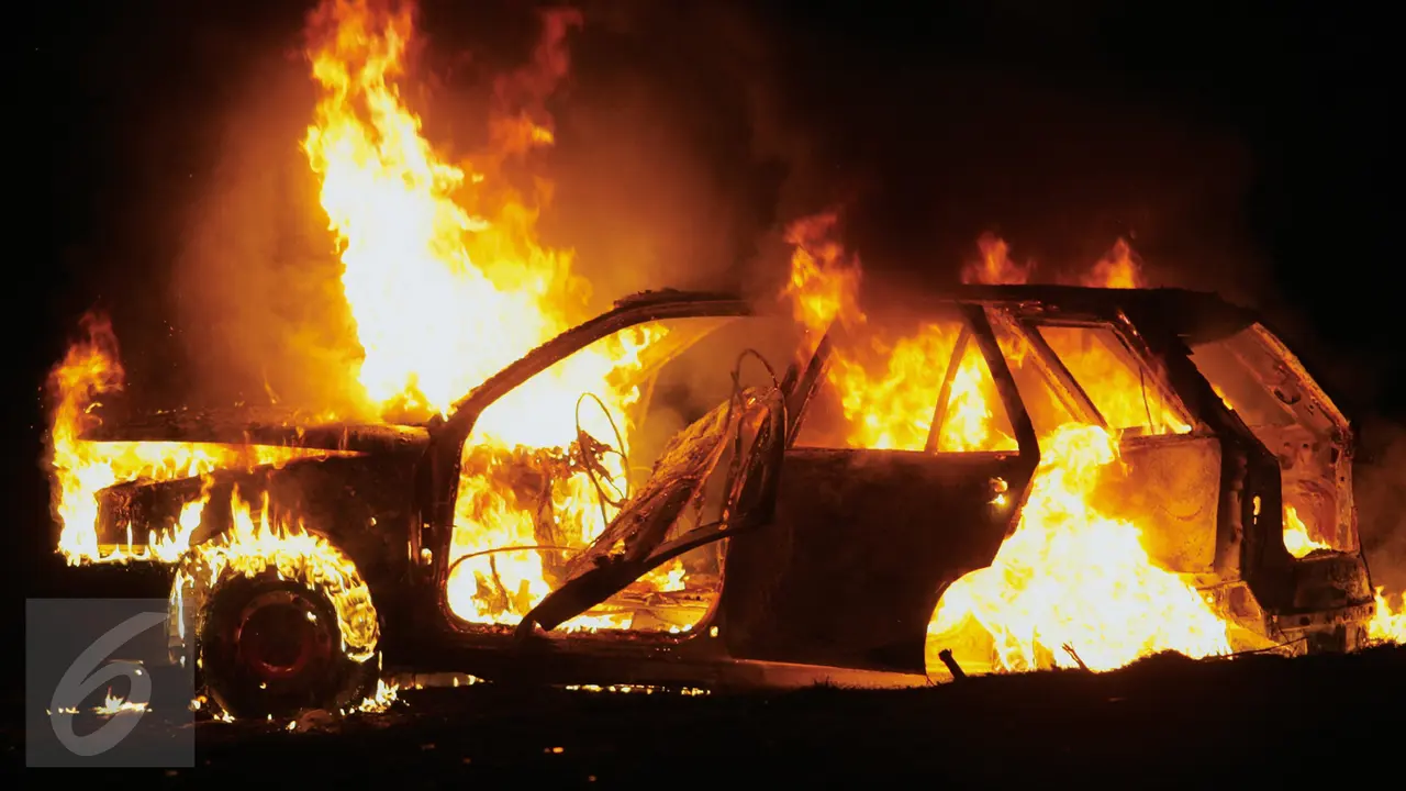 20160224-mobil terbakar-istock