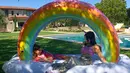 Menjadi dua princesses dalam sebuah keluarga adalah hal yang menyenangkan bagi Kourtney dan Penelope.(instagram/kourtneykardash)