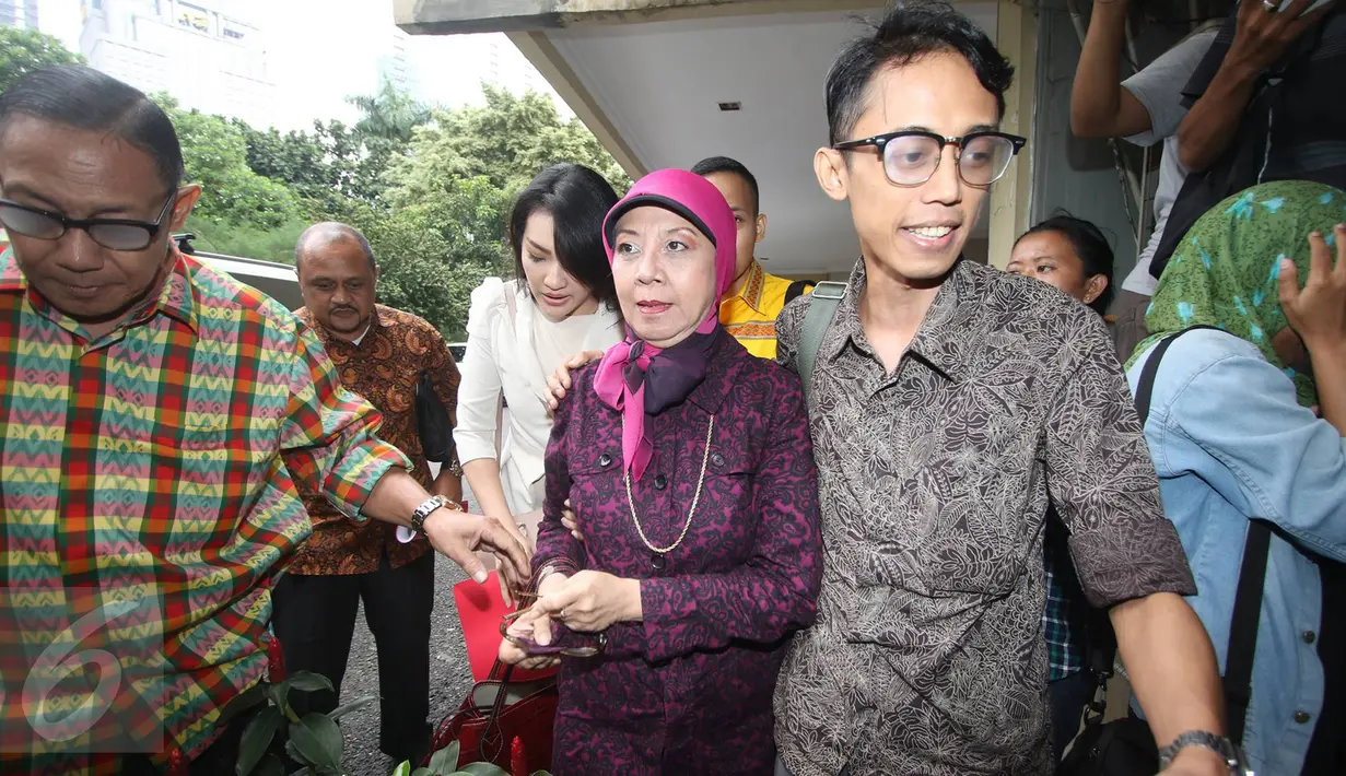 Ario Kiswinar merangkul ibunya, Aryani Soenarto ketika menyambangi Polda Metro Jaya, Jakarta, Jumat (30/9). Kiswinar dan Ariyani membuat laporan terkait pelanggaran ITE dan pencemaran nama baik yang dilakukan Mario Teguh. (Liputan6.com/Immanuel Antonius)