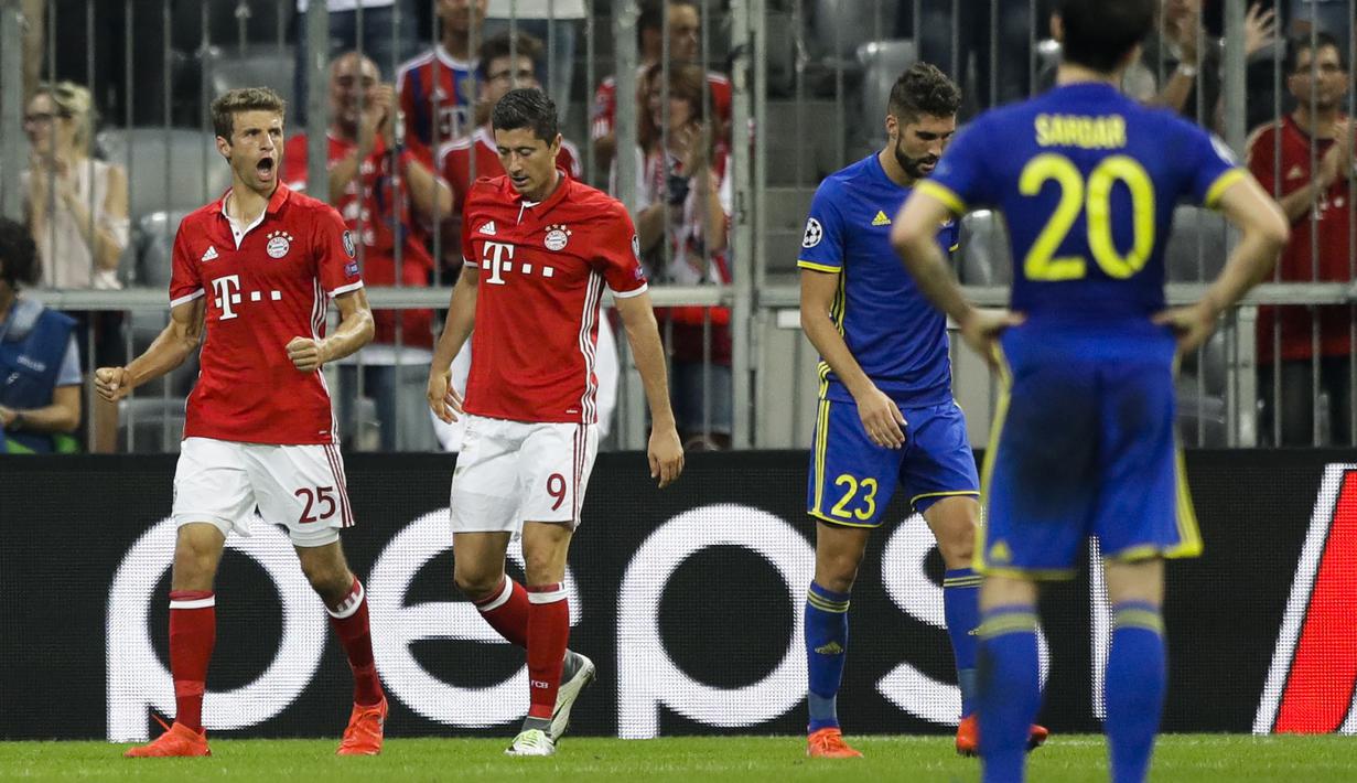 Pemain Bayern Munchen, Thomas Mueller (kiri) dan Robert Lewandowski, merayakan gol saat melawan FK Rostov pada laga grup D Liga Champions di Allianz Arena, Munich, Jerman, (14/9/2016) dini hari WIB. (AP Photo/Matthias Schrader)