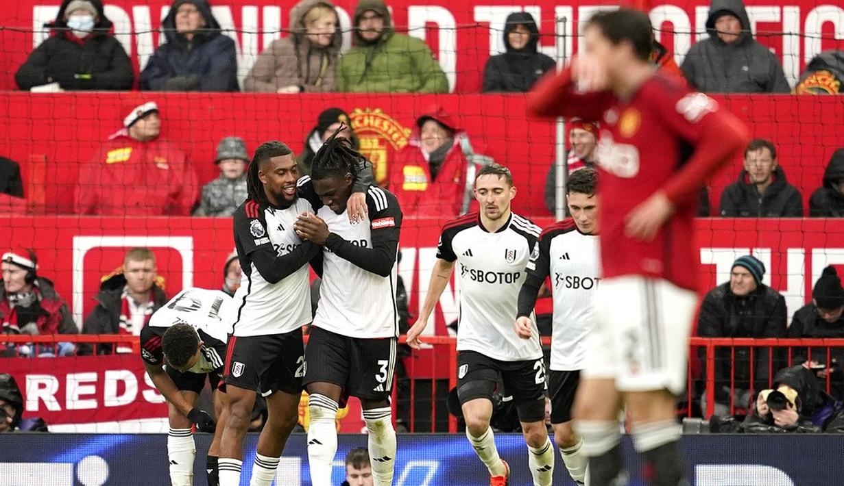 Pemain Fulham merayakan gol yang dicetak oleh Calvin Bassey ke gawang Manchester United pada laga pekan ke-26 Premier League 2023/2024 di Stadion Old Trafford, Sabtu (24/2/2024). (AP Photo/Dave Thompson)