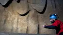 Lukisan bergambar kuda terdapat di sebuah dinding yang ditemukan di dalam gua Atxurra, Spanyol bagian utara, Selasa (24/5). Ini menjadi galeri seni tertua di dunia. Pejabat lokal mengatakan situs itu menyimpan banyak gambar kuno. (HO/AFP)