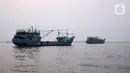 Kapal tangkap ikan GT 30 terlihat di Pelabuhan Muara Baru dan Pelabuhan Angke, Jakarta, Sabtu (9/10/2021). Ratusan nelayan memilih tidak melaut untuk memprotes terbitnya PP Nomor 85 Tahun 2021 KKP terkait tarif atas jenis Penerimaan Negara Bukan Pajak (PNBP). (merdeka.com/Imam Buhori)