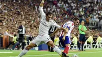 Gareth Bale (Real Madrid) dan Koke (Atletico Madrid) AFP PHOTO / GERARD JULIEN 