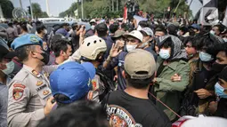 Massa Aliansi BEM SI saling dorong dengan polisi saat menggelar aksi peringatan evaluasi dua tahun Kabinet Indonesia Maju di kawasan Patung Kuda, Jakarta, Kamis (21/10/2021). Aksi ini bentuk penyampaian aspirasi dan kritik atas kinerja pemerintahan Jokowi-Ma'ruf Amin. (Liputan6.com/Faizal Fanani)