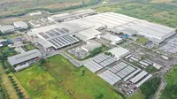Pabrik Daihatsu di Karawang, Jawa Barat, melakukan implementasi energi terbarukan melalui pembangkit listrik tenaga surya atap atau panel surya. (ADM)