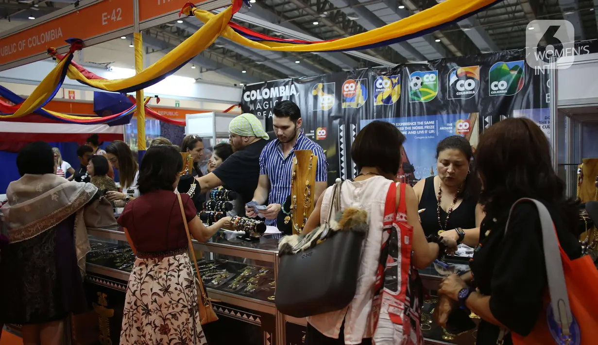 Pengunjung melihat produk yang ditawarkan dalam Bazar Amal Women International Club (WIC) Ke-52 di JCC Senayan, Jakarta, Rabu (11/12). Kegiatan tersebut dalam rangka menggalang dana untuk meningkatkan pendidikan dan kesejahteraan masyarakat Jakarta. (Liputan6.com/Angga Yuniar)