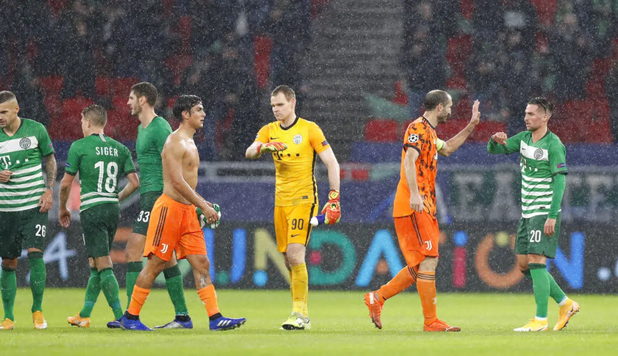 Para pemain Juventus dan Ferencvaros saling bersalaman usai pertandingan Grup G Liga Champions di Puskas Arena, Budapest, Hungaria, Rabu (4/11/2020). Juventus menang 4-1. (AP Photo/Laszlo Balogh)