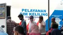 Warga mengantre selama proses perpanjang SIM A dan SIM C saat Pelayanan SIM Keliling di Plaza Jambu Dua, Kota Bogor, Sabtu (5/11/2022). Polresta Bogor Kota telah mempersiapkan beberapa titik lokasi pelayanan di wilayah Kota Bogor, warga hanya perlu membawa SIM A/C asli yang hendak diperpanjang masa berlakunya dan menyertakan fotocopy E-KTP. (Liputan6.com/Magang/Aida Nuralifa)