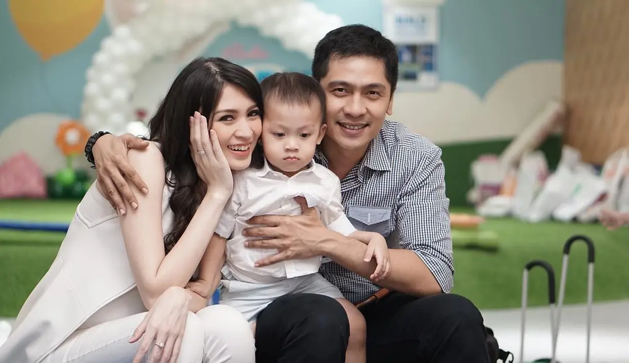 Noni Annisa Ramadhani atau Donita dan Adi Nugroho menikah sejak tahun 2014 silam. Dari pernikahannya, telah dikaruniai seorang anak yang biasa di panggil Svarga. (Instagram/donitabhubiy)