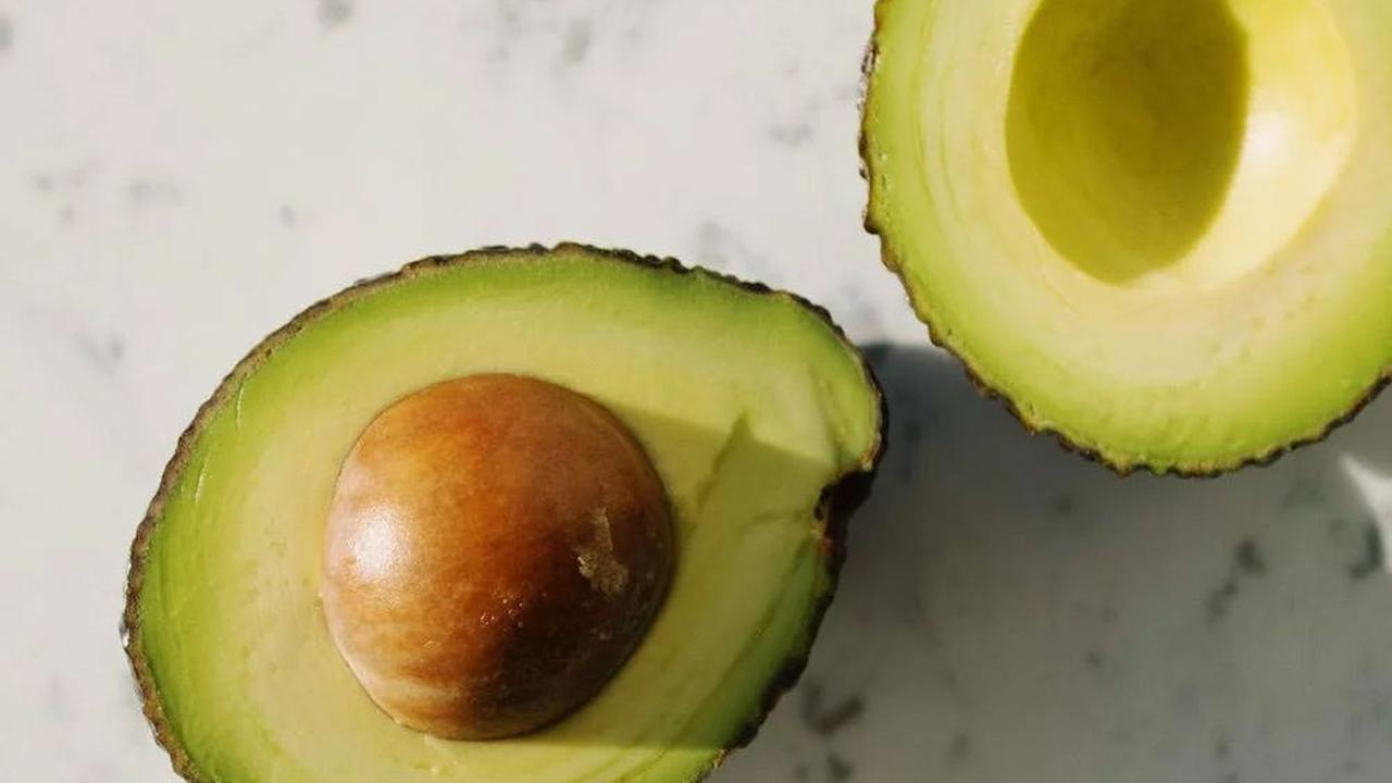 Alpukat tidak hanya enak untuk dimakan, tetapi juga memiliki manfaat besar untuk kecantikan kulit.