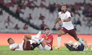 Carlos Tevez terjatuh saat berebut bola dengan pemain North London Legends dalam laga ekshibisi Champions Impact in Jakarta: The Rivalry Returns di Stadion Utama Gelora Bung Karno (SUGBK), Jakarta, Sabtu (10/10/2026). (KLY/Budy Santoso)