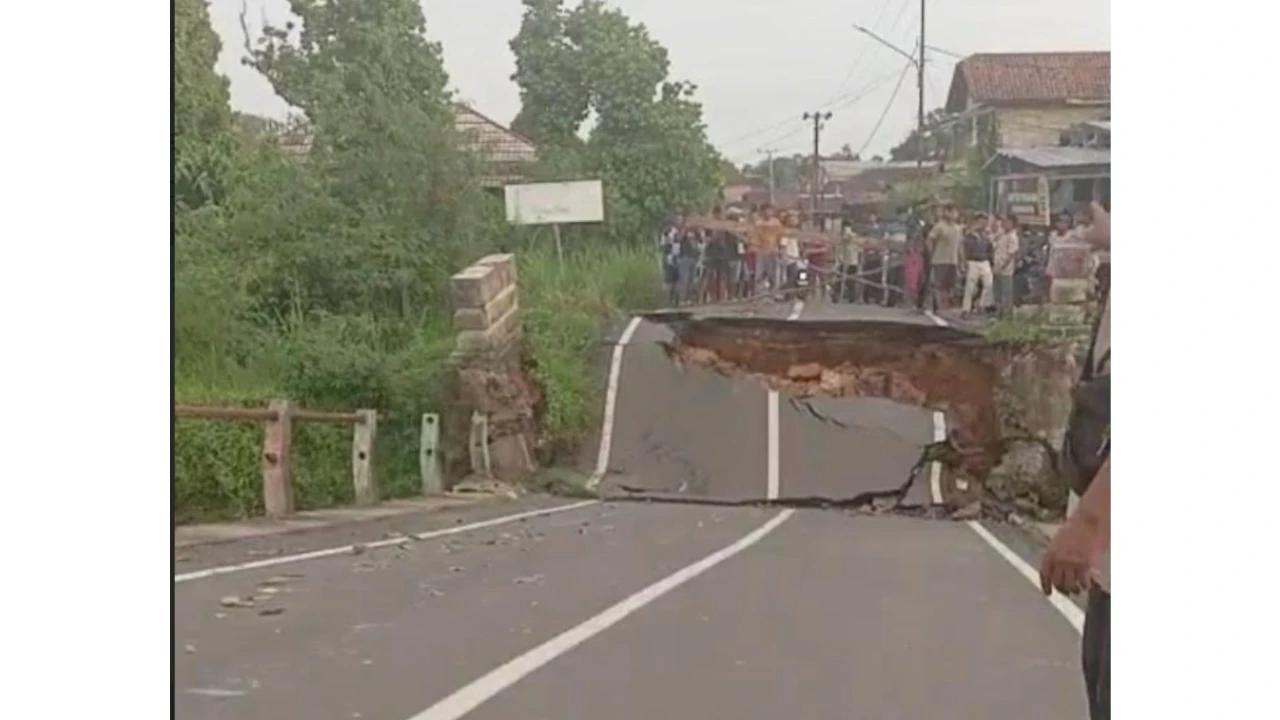 Jembatan di Prabumulih Ambruk Diterjang Arus Deras Sungai, Polisi dan Warga Nyaris Jadi Korban