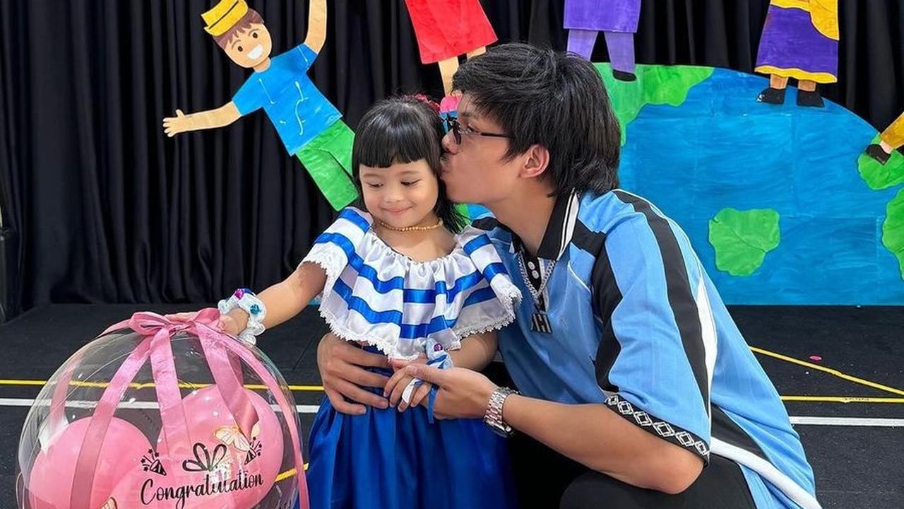 "Proud of you my baby. Terus lah berani mengekspresikan diri kamu, versi terbaik diri kamu, kejar passion dan mimpi-mimpi kamu. Papa akan selalu di sini sampai akhir," tulis Atta.