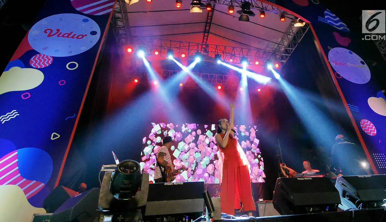 Penyanyi jazz Andien Aisyah tampil di panggung acara Vidio Fair 2.0 yang digelar di Mall Gandaria City, Jakarta Selatan, Sabtu (3/11). Vidio Fair 2.0 kali ini mengambil tema One Stop Event You Can Get. (Liputan6.com/Herman Zakharia)