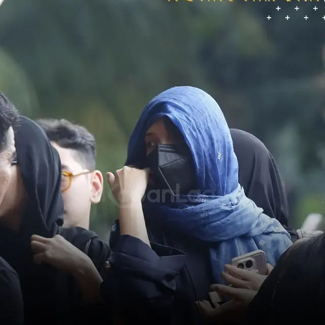 Penuh Makna, Ini Alasan Sahabat dan Keluarga Kompak Kenakan Biru di Pemakaman Vidi Aldiano