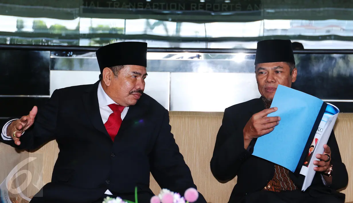 Ketua Pusat Pelaporan dan Analisis Transaksi Keuangan (PPATK),  Kiagus Ahmad Badaruddin dan Mantan Ketua PPATK, M Yusuf usai sertijab di Gedung PPATK, Jakarta, Rabu (26/10). (Liputan6.com/Angga Yuniar)
