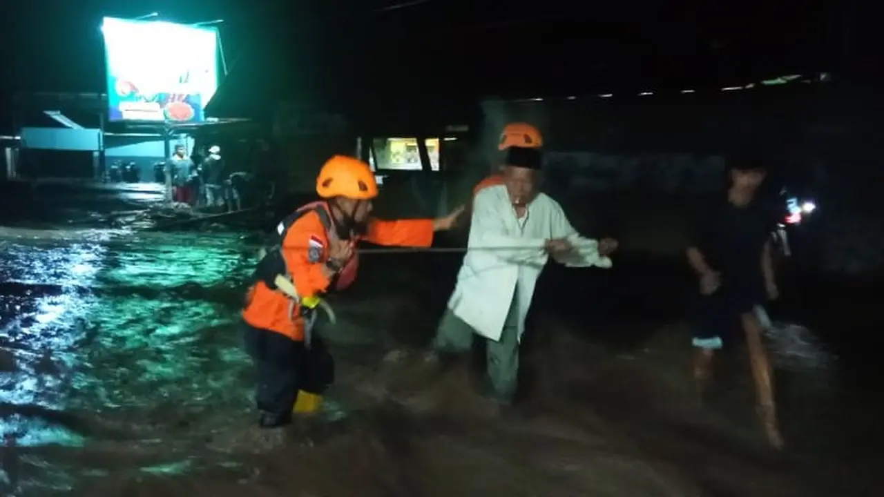 Proses evakuasi korban banjir lahar dingin di kaki Marapi, Kamis (5/4/2024). (Liputan6.com/ ist)