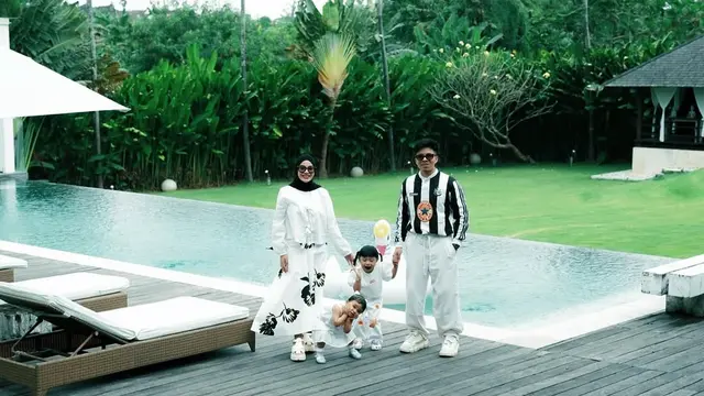 Potret Keluarga Atta Halilintar dan Aurel Hermansyah Kompak Pakai Baju Senada/Instagram @attahalilintar