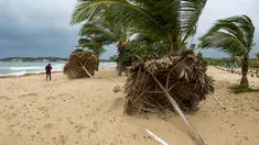 Payung rusak tergeletak di pantai, diterjang Badai Fiona di Punta Cana, Republik Dominika (19/9/2022). Badai Fiona luluh lantakkan Republik Dominika dan Puerto Riko pada Senin (19/9) malam waktu setempat hingga menewaskan sedikitnya 3 orang. (AP Photo/Ricardo Hernandez)
