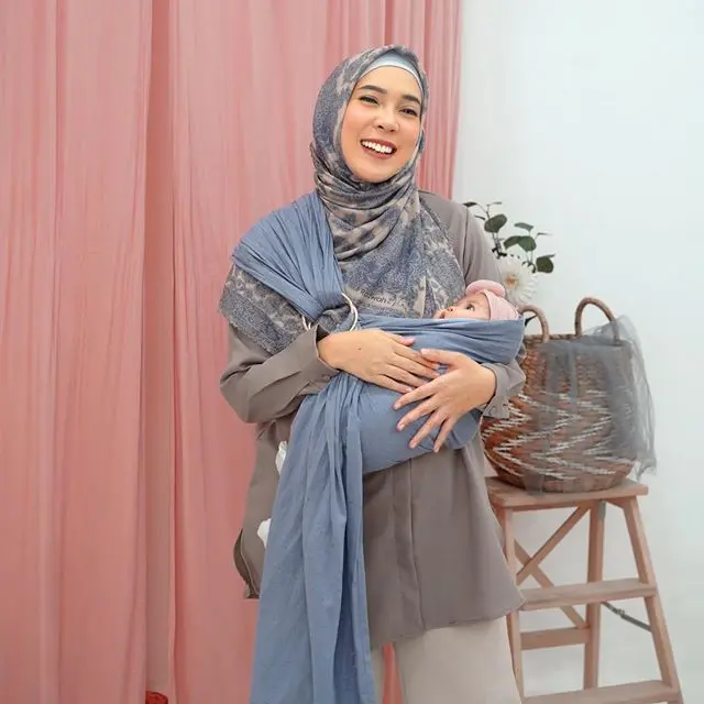 6 Potret Seleb Jadi Ibu Baru Gendong Buah Hati Pertamanya, Bahagia Banget
